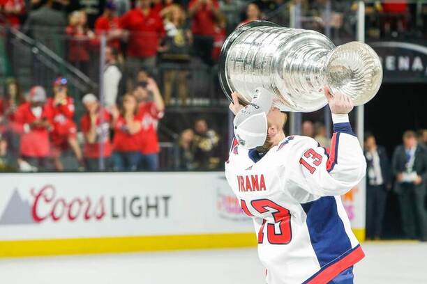 Jakub Vrána se Stanley Cupem, ze kterého se radoval roku 2018 v dresu Washingtonu Capitals.