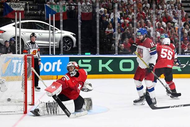 Pavel Zacha přihlíží gólu do sítě Švýcarska ve finále MS hokej 2024.