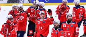 Hokejisté Pardubic děkují svým fanouškům po výhře nad Tapparou Tampere v zápase CHL 