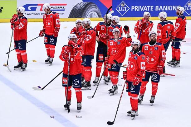 Hokejisté Pardubic děkují svým fanouškům po výhře nad Tapparou Tampere v zápase CHL