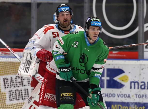 Zápas Tipsport ELH mezi Mladou Boleslaví a Olomoucí, na snímku Tomáš Fořt (Mladá Boleslav) a Jan Švrček (Olomouc)