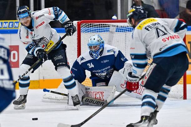 Brankář Michal Postava (Kometa Brno) při své debutu v české Tipsport extralize ledního hokeje proti Liberci