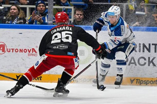 Zápas Tipsport ELH, Mountfield HK vs. Kometa Brno, na kotouči Adam Zbořil (Kometa)