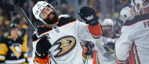 Hokej: Radko Gudas v dresu Anaheim Ducks, na kterém bude od sezony NHL 2024/25 nosit kapitánské céčko