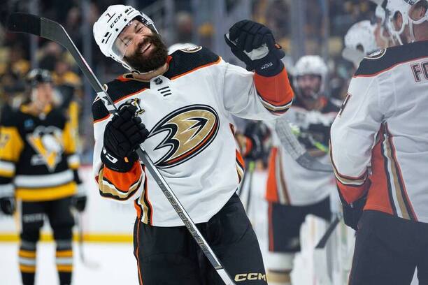 Hokej: Radko Gudas v dresu Anaheim Ducks, na kterém bude od sezony NHL 2024/25 nosit kapitánské céčko