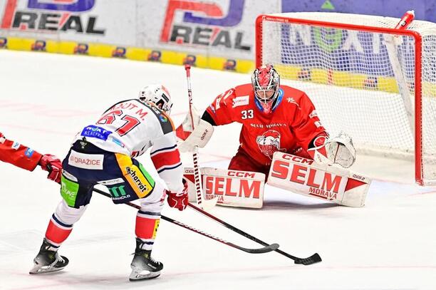 Pardubický útočník Martin Kaut v nájezdu na olomouckého brankáře Jakuba Sedláčka.