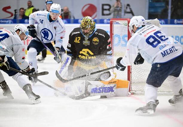 Zápas Tipsport ELH, Plzeň vs. Litvínov, závar před litvínovským gólmanem Matejem Tomkem