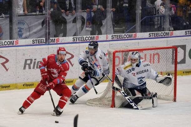 Zápas ELH, Vítkovice vs. Třinec, na kotouči kapitán Ocelářů Petr Vrána