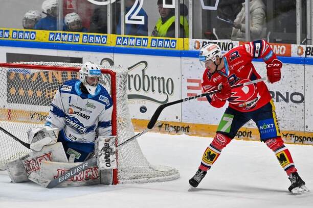 Pardubický Matěj Paulovič zkouší překvapit brankáře Komety Brno.