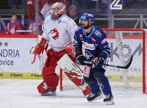 Třinecký brankář Ondřej Kacetl a útočník Kladna Antonín Melka.