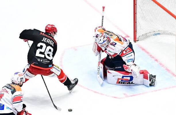 Aleš Jergl (Mountfield HK) a brankář Roman Will (Dynamo) v play off, v ELH 2024/25 se Hradec Králové a Pardubice poprvé střetnou dnes