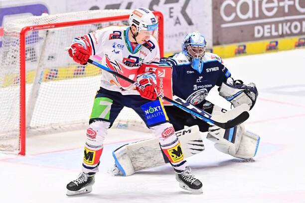 Zápas Tipsport ELH, Pardubice vs. Liberec, na fotce útočník Lukáš Radil (Pardubice) a brankář Daniel Král (Liberec)