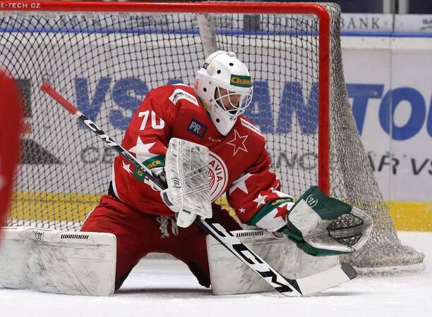 Brankář Paavo Hölsä v brance HC Slavia Praha, která dnes v 11. kole Maxa ligy hostí Vsetín