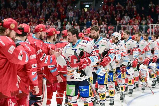 Podávání rukou po skončení loňského finále play off, Třinec a Pardubice