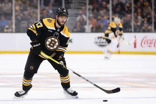 Obránce Jakub Zbořil v dresu Bostonu Bruins, který jej draftoval do NHL.