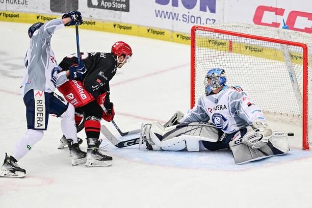 Útočník Patrik Miškář střílí jeden ze 16 gólů v zápase Mountfield HK vs. Vítkovice. I kvůli tomu se Miškář stává hvězdou týdne v ELH