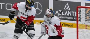 Hokej, extraliga, HC Sparta Praha - obránce Michal Kempný a brankář Josef Kořenář