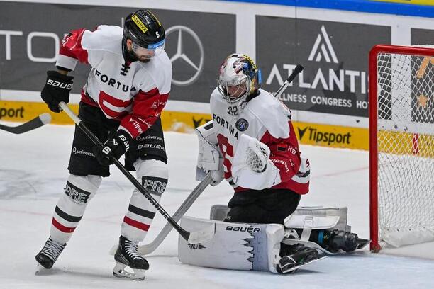 Hokej, extraliga, HC Sparta Praha - obránce Michal Kempný a brankář Josef Kořenář