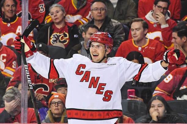 Útočník Caroliny Hurricanes Martin Nečas se v NHL raduje z gólu do sítě Calgary Flames.