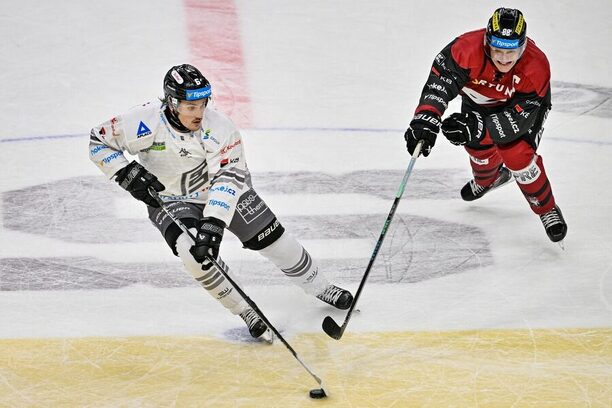 Tarmo Reunanen a Miroslav Forman v zářijovém utkání hokejové extraligy, Karlovy Vary a Sparta hrají také dnes