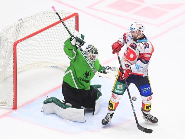 Zápas Tipsport ELH, Mladá Boleslav vs. Pardubice, na fotce Dominik Furch a Jiří Smejkal