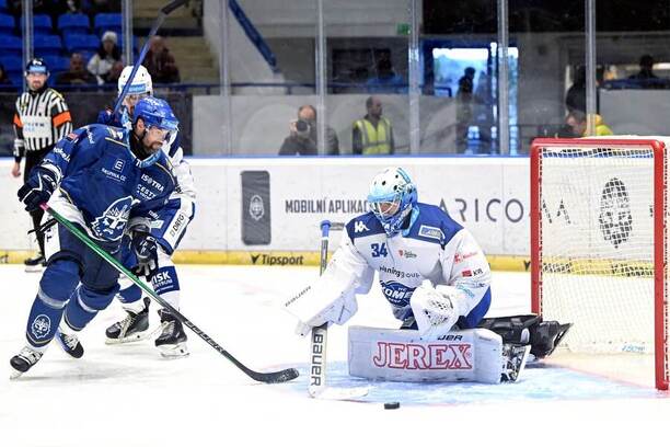 Radek Smoleňák (vlevo) a brankář Michal Postava v zářijovém utkání extraligy, Kometa a Kladno dnes znovu hrají v 17. kole ELH