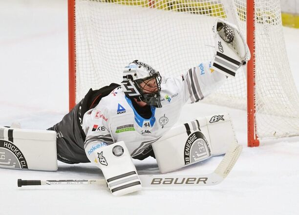 Hokej, česká Tipsport extraliga 2024/25: Dominik Frodl chytá jednu ze střel Vervy, další derby Karlovy Vary vs. Litvínov sledujte živě dnes