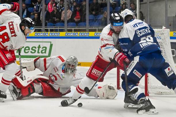 Zápas Olomouc vs. Kometa Brno, v osobním souboji Pavel Musil (Olomouc) s Janem Ščotkou (Kometa)