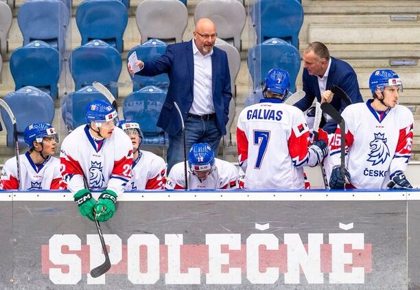 Trenér českého týmu U20 Patrik Augusta uděluje svým svěřencům pokyny