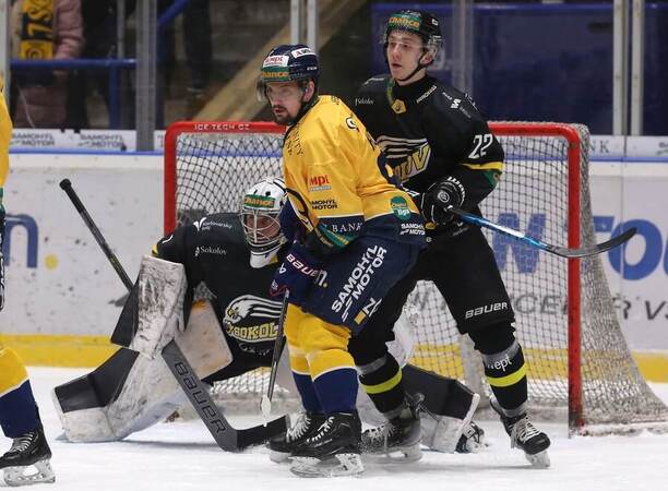 Zápas 1. hokejové, Zlín vs. Sokolov, Petr Holík (Zlín) v předbrankovém prostoru