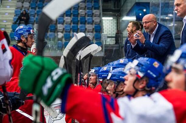 Trenér českého hokejového týmu U20 Patrik Augusta uděluje svým svěřencům pokyny