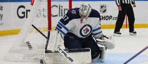 Brankář Winnipegu Jets Connor Hellebuyck je naší 1. hvězdou týdne v NHL.