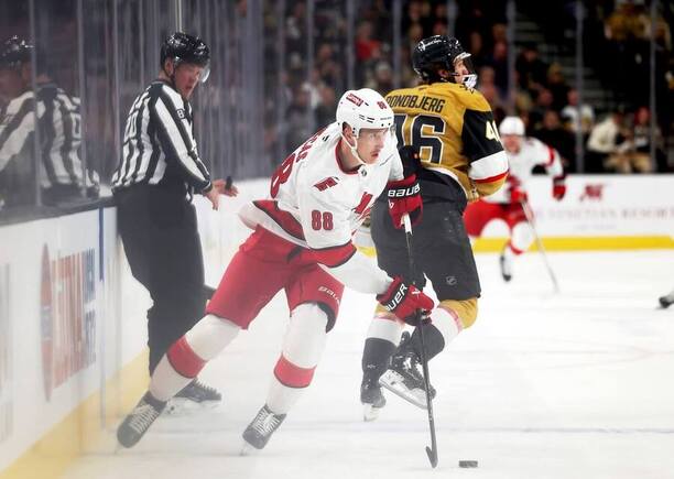 Martin Nečas (Carolina Hurricanes) na puku v zápase s Las Vegas Golden Knights