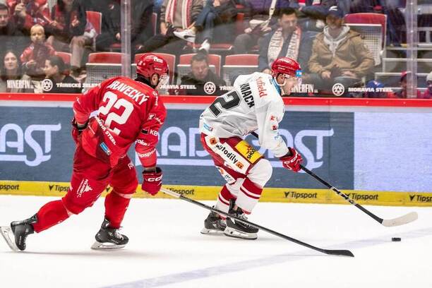 Zápas ELH, Mountfield HK vs. Třinec, na kotouči McCormack (Mountfield HK), stíhá jej Dravecký (Třinec)