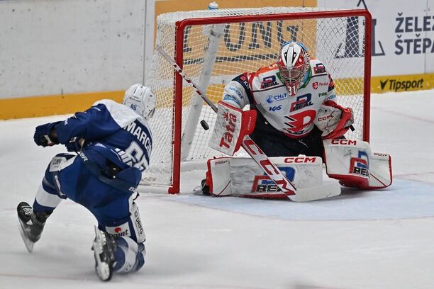 Tomáš Marcinko z Komety právě skóruje, fotka z prvního vzájemného duelu Pardubice vs. Kometa v sezoně 24/25