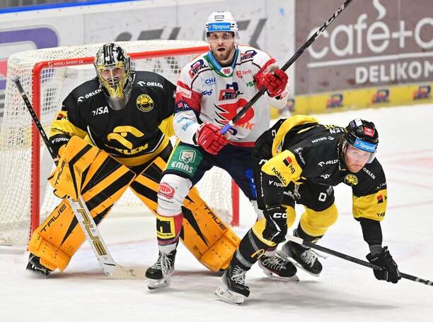 Zápas Tipsport ELH, Litvínov vs. Pardubice, v osobním souboji Jiří Smejkal (Pardubice) a Jared McIsaac (Litvínov), spolu s nimi je na fotce brankář Šimon Zajíček (Litvínov)