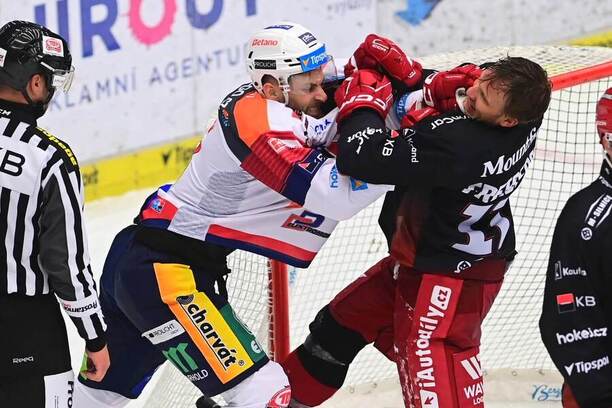 Východočeské derby Pardubice vs Mountfield HK, Jiří Smejkal a Ralfs Freibergs v šarvátce