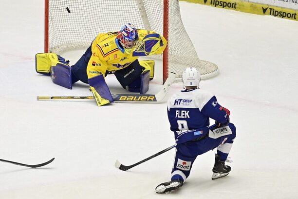 První hvězda devátého týdne v ELH 24/25 Jakub Flek z Komety Brno skóruje v zápase s Českými Budějovicemi