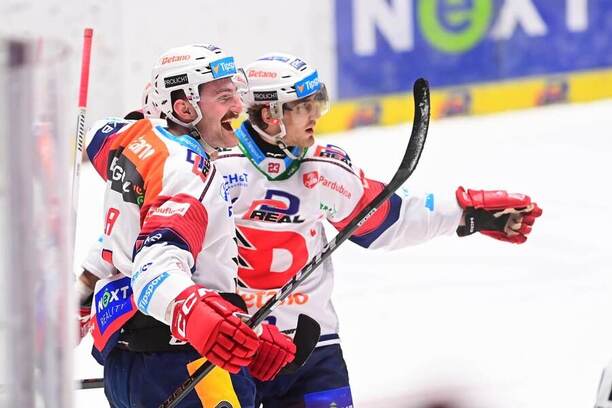 Hokejisté Ondřej Vála a Lukáš Sedlák oslavují jeden z gólů Dynama v nedělním derby, dnes Pardubice hostí Vítkovice