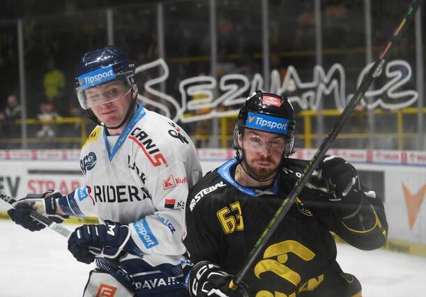 Tipsport extraliga, Litvínov vs. Vítkovice, na fotce Marek Beránek (Litvínov) a Matěj Přibyl (Vítkovice)