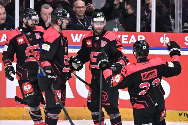 Liga mistrů v hokeji, hráči týmu HC Sparta Praha se radují po vstřelení branky