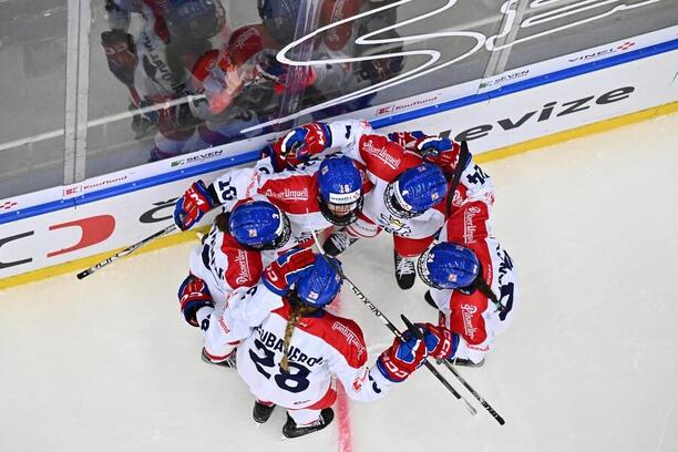 WEHT Finsko 2024, Hráčky české ženské reprezentace se radují po vstřelení branky, foto z WEHT 2024 v Liberci