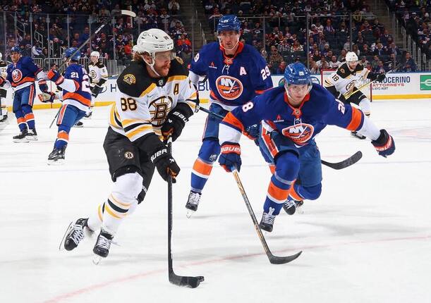 David Pastrňák v utkání proti NY Islanders, kde si připsal 3 asistence.