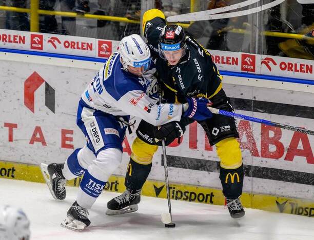 Utkání 12. kola hokejové extraligy: HC Verva Litvínov - HC Kometa Brno, 18. října 2024. Zleva Brandon Davidson z Brna a Matěj Pekař z Litvínova