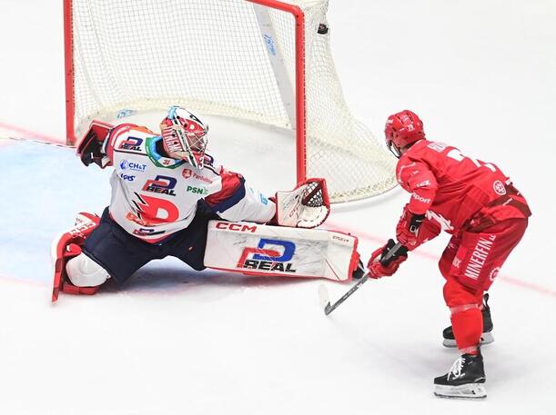 Třinec při obléhání branky Pardubic v utkání Tipsport extraligy.