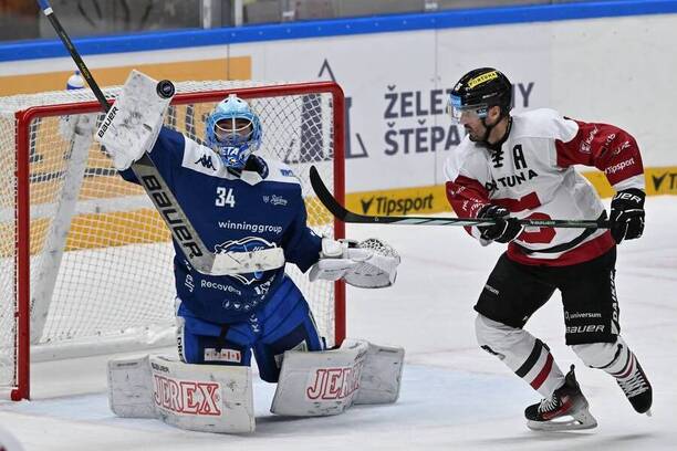 Brankář Komety Brno Michal Postava zasahuje před Sparťanem Michalem Řepíkem.