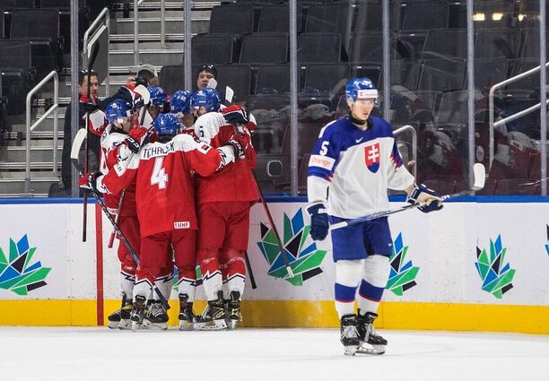 Hokejisté českého týmu U20 oslavují branku v zápase proti Slovensku na MSJ 2023