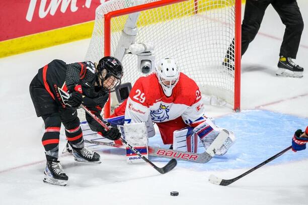 Hokejistky Emma Maltais a Klára Peslárová v semifinále MS v hokeji žen 2024, dnes se Česko a Kanada střetnou na WEHT v Tampere