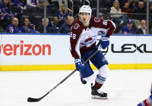 Hokejový útočník Martin Nečas v dresu klubu NHL Colorado Avalanche.