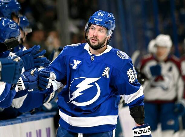 Útočník Tampy Nikita Kucherov oslavuje svůj gól do sítě Colorada.